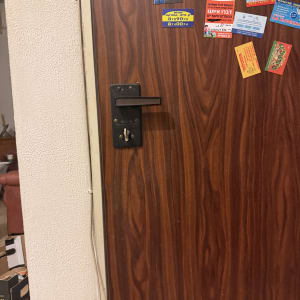 דלת עם מנעול ומדבקות של מנעולנים