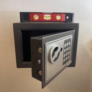 כספת עם לוח מקשים ומפלס עליון