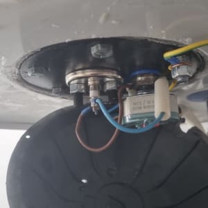 חלקים תחתונים של דוד שמש עם חיבורים חשמליים וצנרת.