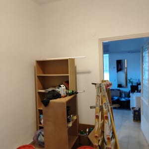 סולם צהוב ודליי צבע אדומים בחדר