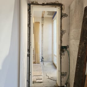 יצירת פתח בקיר והתקנת מסגרת במהלך עבודות שיפוץ