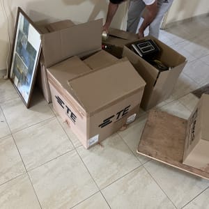 אריזת ארגזי קרטון וחפצים במהלך הובלת דירה