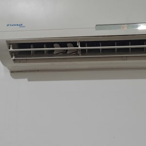 יחידת מיזוג אוויר מותקנת על קיר עם תצוגת טמפרטורה