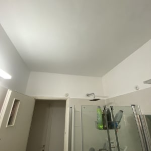 תקרה צבועה בלבן בחדר אמבטיה