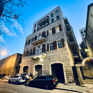 חזית בניין מגורים מצופה אבן בשעות הערב