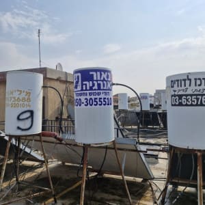 דודי שמש על גג עם לוחות סולאריים