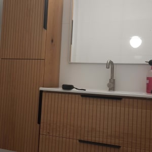 ארון עץ עם כיור וברז בחדר אמבטיה