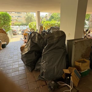 שקיות אשפה וקרטונים במעבר חיצוני