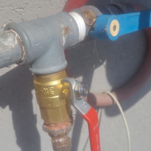 שסתום וצינורות במערכת חימום סולארית