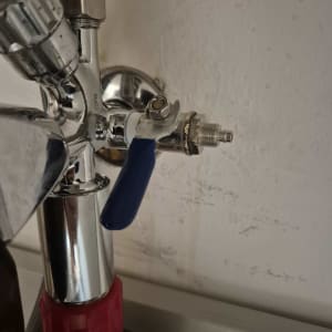 חיבור שסתום פיצול כרום עם ברז ניתוק קטן למערכת מים תת-כיורית