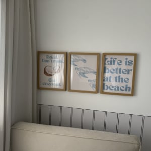 תמונות ממוסגרות על קיר עם כיתוב באנגלית