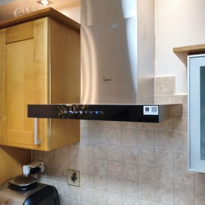 קולט אדים מותקן במטבח עם ארונות עץ