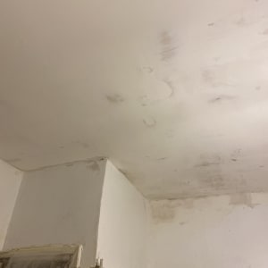 קיר ותקרה עם סימני תיקון וצביעה