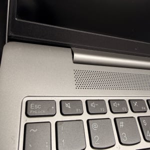 מקלדת מחשב נייד עם מסך חלקי