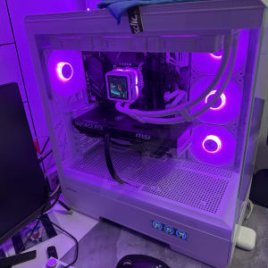 מחשב גיימינג עם תאורה סגולה ומאווררים