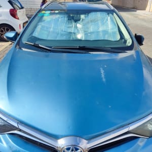 מכונית כחולה עם שמשה קדמית מכוסה