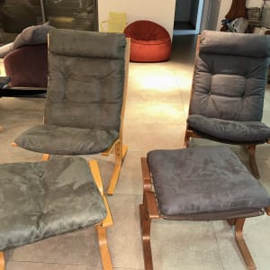 שני כיסאות מרופדים עם הדומים תואמים על רצפת אריחים