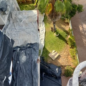 יריעות פלסטיק שחורות ולבנות על גג לצורך איטום