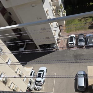 מתקן כביסה עם חבלים על רקע בניין וחניה