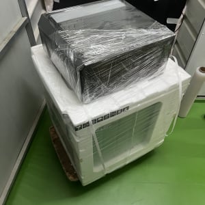 מכשירים עטופים בניילון על משטח ירוק