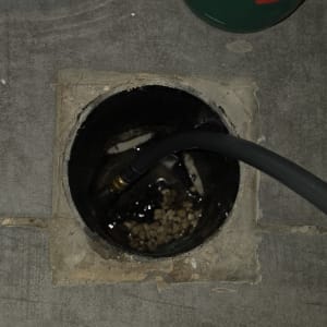 צינור ניקוז עם חומרי ניקוי סביבו