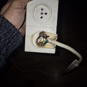 שקע חשמלי עם חוטים חשופים