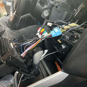 מערכת רכב מפורקת עם חוטים צבעוניים