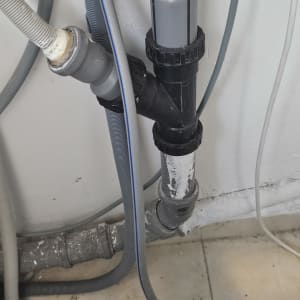 צינורות ותשתית אינסטלציה על קיר