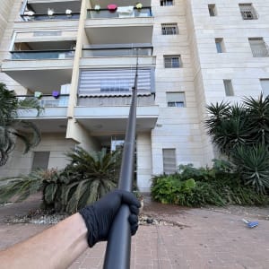 ניקוי חלונות חיצוניים בגובה באמצעות מוט טלסקופי במערכת אוסמוזה הפוכה