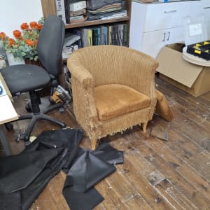 כיסא מרופד עם בד קרוע, חומרים לריפוד על הרצפה