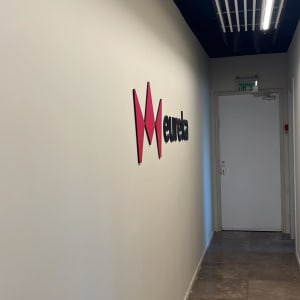 קיר צבוע בלבן עם שלט אדום