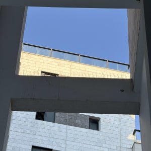 בניין עם מסתור כביסה ורשתות נגד יונים