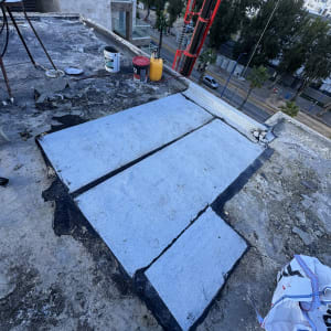 עבודת איטום על גג עם יריעות וחומרים