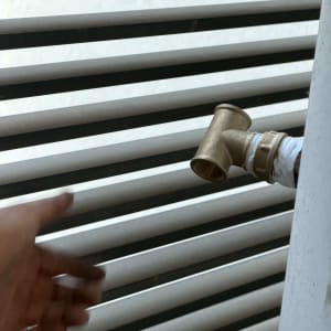 צינור מתכת עם ברז ליד יד