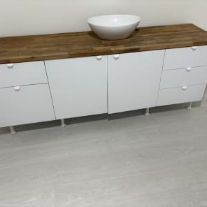 ארון מטבח עם משטח עץ וכיור לבן