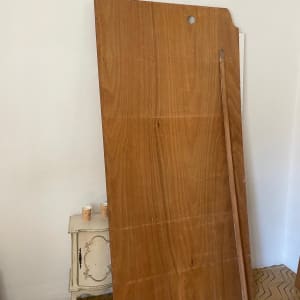 לוח עץ וכלי עבודה על רצפה