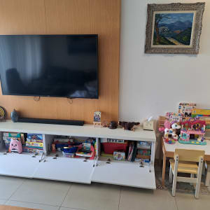 ארון צעצועים פתוח ליד טלוויזיה על קיר