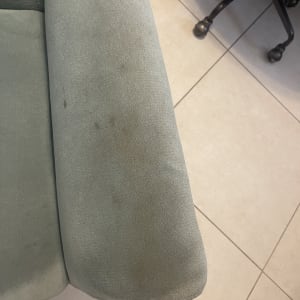 כתמים על ספת בד ירוקה