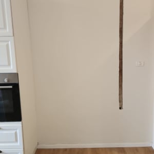 קיר עם חריץ חשוף ושקע חשמלי