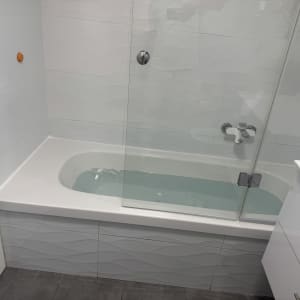 אמבטיה עם חיפוי זכוכית ודלת הזזה