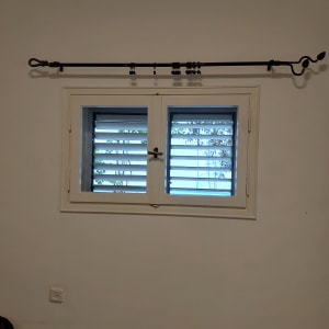 חלון זכוכית עם תריסים פנימיים