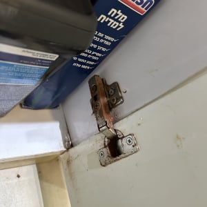 ציר חלוד על דלת ארון מטבח