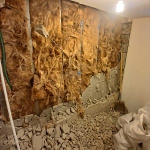 קיר עם בידוד חשוף ועבודות שיפוץ