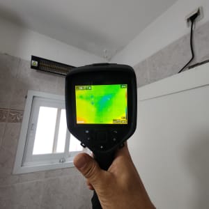 מד חום תרמי משמש לאיתור נזילות בחדר אמבטיה