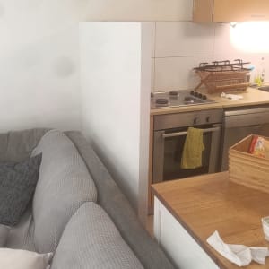 מטבח וסלון עם תנור וכיריים
