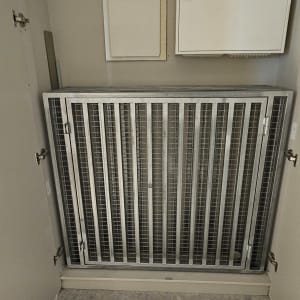 ארון חשמל עם מסגרת מתכתית