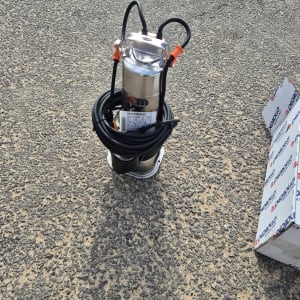 משאבה עם כבלים על הקרקע ליד קופסה