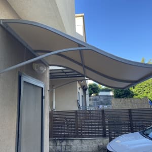 סככה מותקנת מעל דלת כניסה לבית