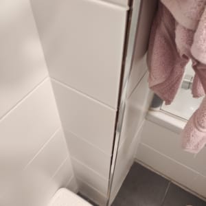 אריחי קרמיקה לבנים עם פינה מתקלפת