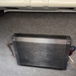 מגבר רכב מותקן בתא מטען